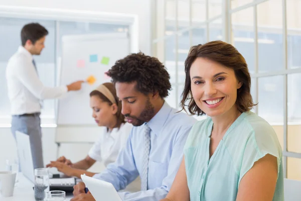 Zakenvrouw met collega's in de directiekamer vergadering — Stockfoto