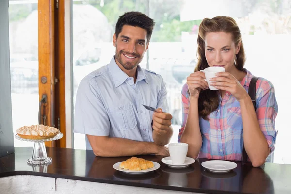 Coppia sorridente con uomo in possesso di carta di credito alla caffetteria — Foto Stock