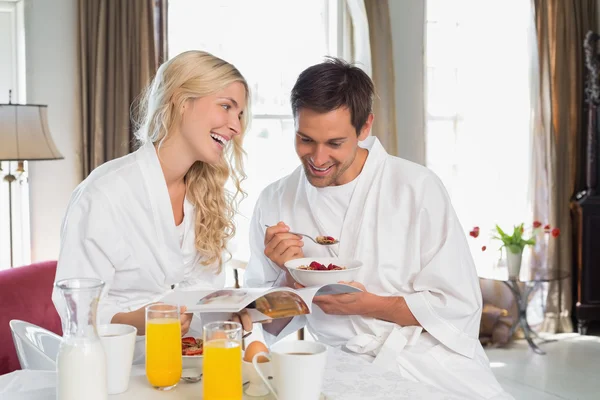 Счастливая молодая пара завтракает — стоковое фото