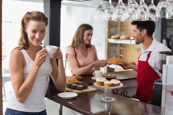 Donna che beve caffè con amico e barista in caffetteria — Foto Stock