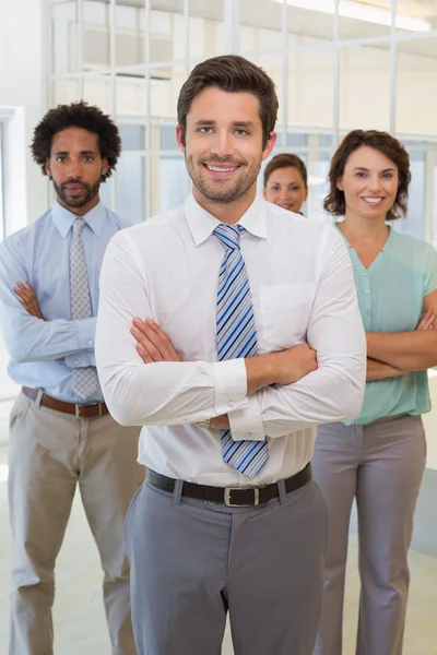 Lachende zakenman met collega's in office — Stockfoto