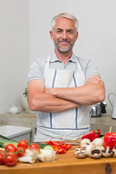 Retrato de un hombre maduro con verduras en la cocina — Foto de Stock