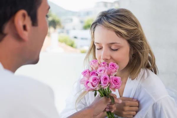 Hombre dando flores de mujer feliz en casa —  Fotos de Stock