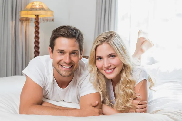 Retrato de una pareja relajada y casual descansando en la cama —  Fotos de Stock