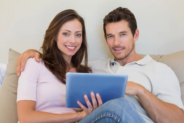 Pareja relajada usando tableta digital en la sala de estar —  Fotos de Stock