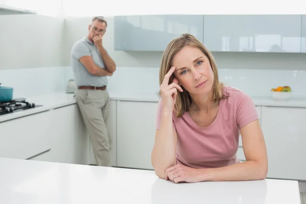 Pareja infeliz no hablando después de una discusión en la cocina — Foto de Stock