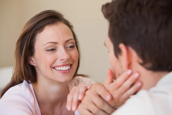 Close-up portret van liefdevolle paar glimlachen — Stockfoto