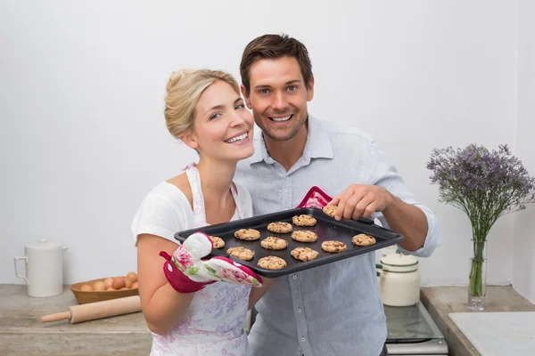 キッチンで焼きたてのクッキーが付いているカップルの肖像画 — ストック写真