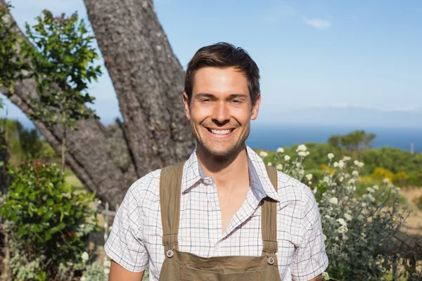 Smiling man against the blue sky on a sunny day — Stock Photo, Image
