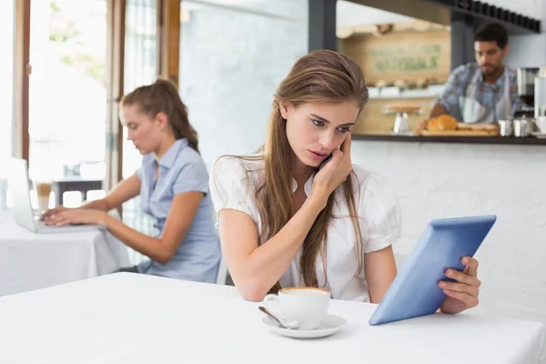 Mujer usando tableta digital en la cafetería —  Fotos de Stock