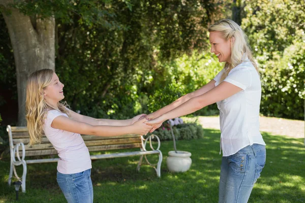Mor och dotter håller hand i park — Stockfoto