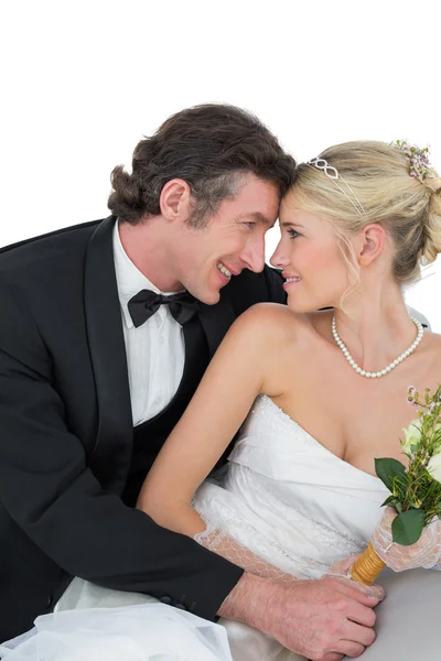 Привлекательные невеста и жених с головой к голове — стоковое фото