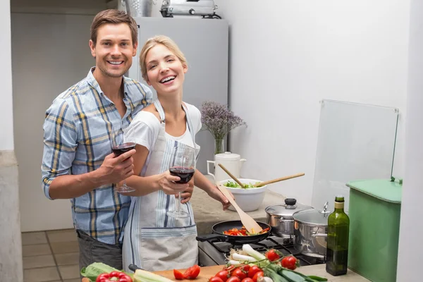 Milující mladý pár se víno v kuchyni — Zdjęcie stockowe