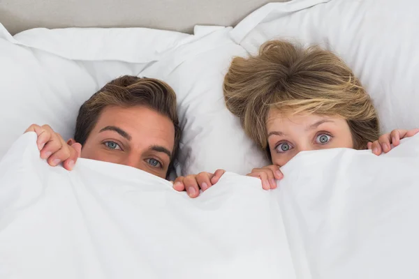 Ontspannen jonge paar samen in bed — Stockfoto