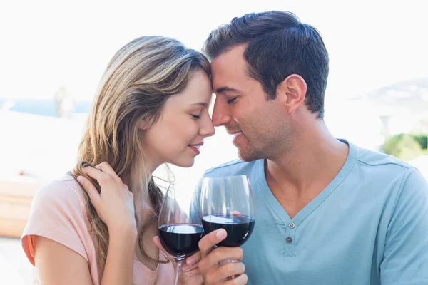 Liefdevolle jong koppel wijnglazen roosteren — Stockfoto