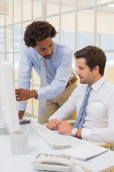 Affärsmän som arbetar på dator i office — Stockfoto