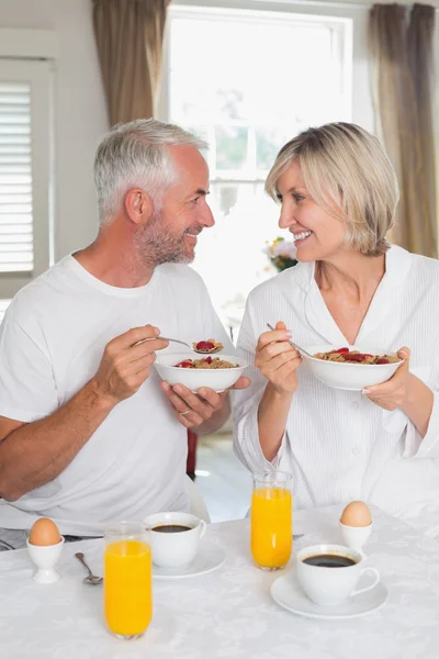 Paret tittar på varandra och äter frukost — Stockfoto