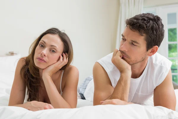 Paar niet praten na een argument in bed — Stockfoto