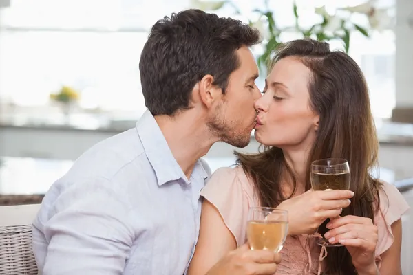 Verliefde paar met wijnglazen kussen — Stockfoto