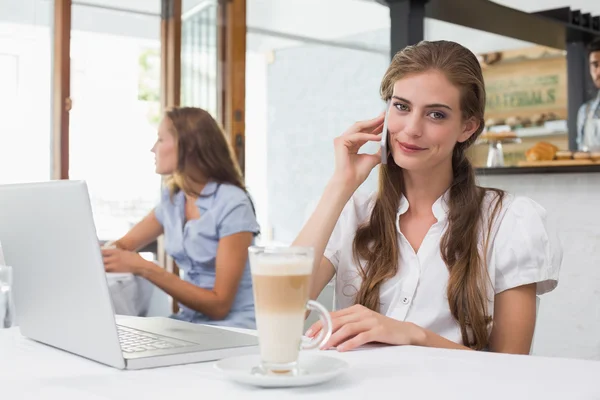 コーヒー ショップで携帯電話を使用して女性の笑みを浮かべてください。 — ストック写真