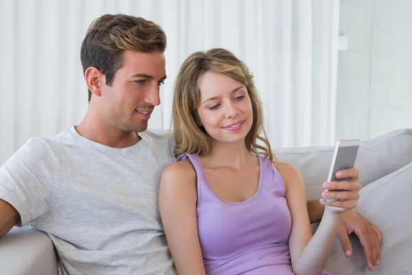 Entspannte Paar-SMS auf der Couch — Stockfoto