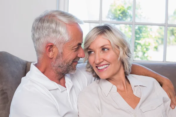 Close-up van een gelukkige volwassen paar glimlachen — Stockfoto