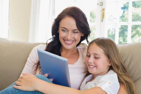 Madre e hija usando tableta digital en casa —  Fotos de Stock