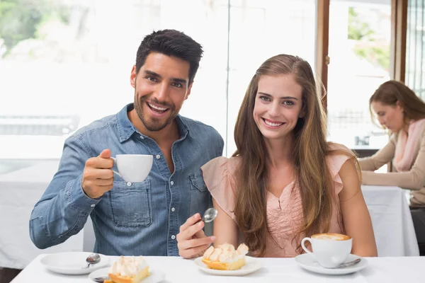 Paar hebben koffie bij coffee shop — Stockfoto