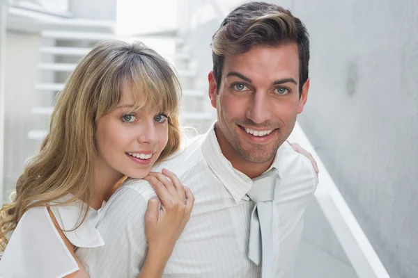 微笑的年轻夫妇的特写镜头 — 图库照片