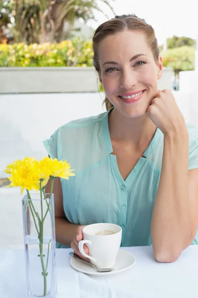 Retrato de una hermosa mujer bebiendo en el café —  Fotos de Stock