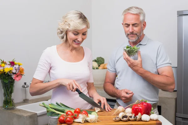 Starsza para przygotowuje jedzenie razem w kuchni — Zdjęcie stockowe