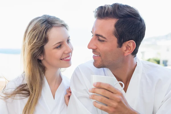 Primer plano de una feliz pareja tomando café — Foto de Stock