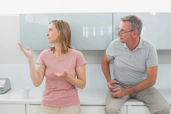 Couple having an argument in kitchen — Stock Photo, Image