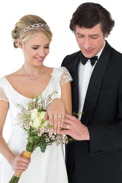 Casal recém-casado olhando para anéis de casamento — Fotografia de Stock