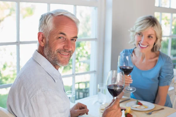 Ritratto di coppia matura con bicchieri di vino con cibo — Foto Stock