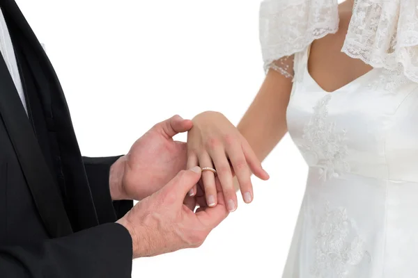 Amoroso noivo e noiva trocando anel de casamento — Fotografia de Stock