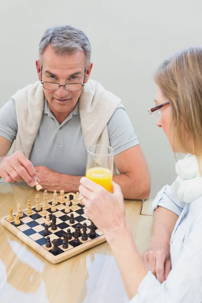 Paar spielt zu Hause Schach — Stockfoto