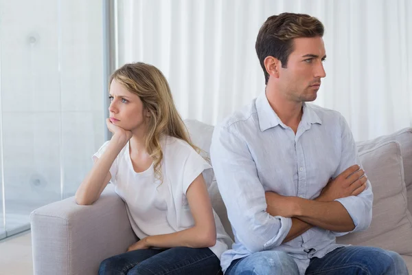 Paar niet praten na een argument in de woonkamer — Stockfoto