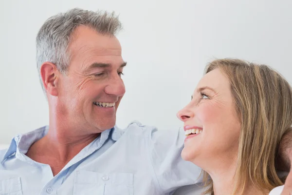 Primer plano de una feliz pareja relajada —  Fotos de Stock