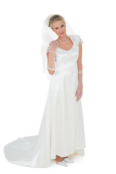 Fidato sposa posa su sfondo bianco — Foto Stock