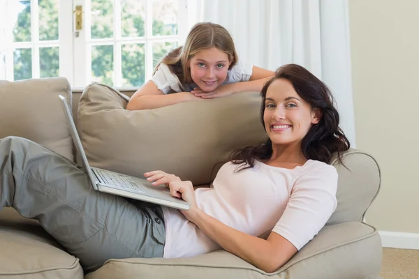 Anne ve kızı ile laptop oturma odasında — Stok fotoğraf