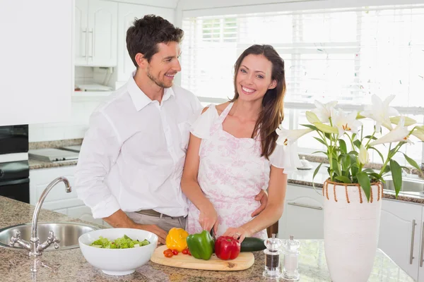 Retrato de pareja feliz cortando verduras en la cocina — Foto de Stock