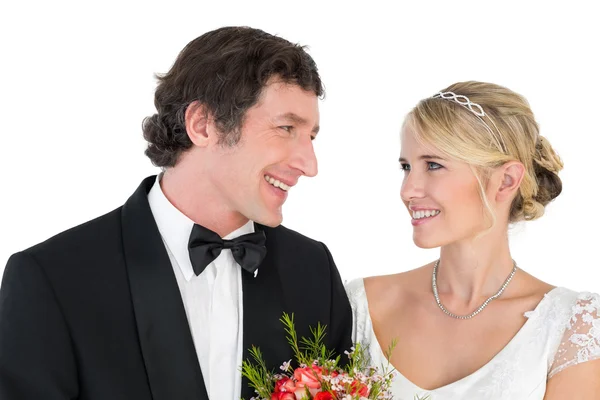 Braut und Bräutigam schauen einander an — Stockfoto