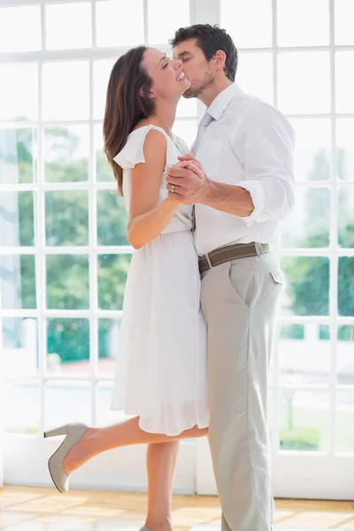 Kärleksfull ungt par hålla händer hemma — Stockfoto