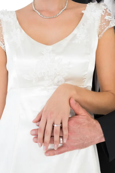 Casal recém-casado mostrando alianças de casamento — Fotografia de Stock