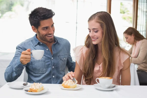 Pareja tomando café en la cafetería — Foto de Stock