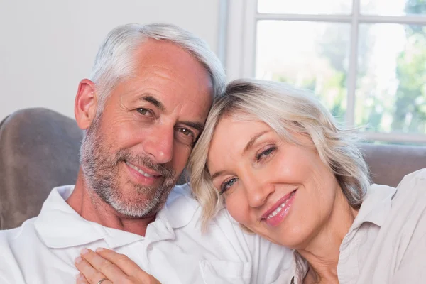 Retrato de cerca de una feliz pareja madura — Foto de Stock