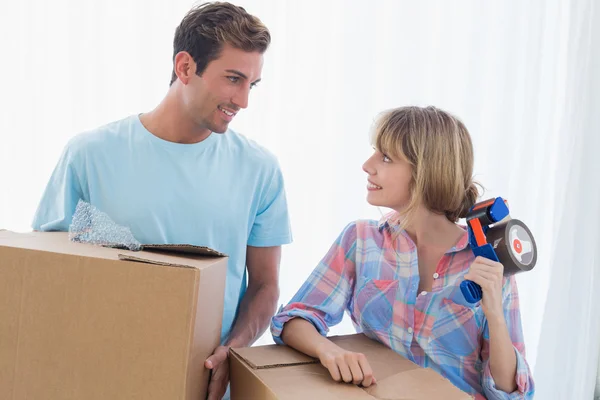 Happy young couple with cardboard boxes — Stock Photo, Image