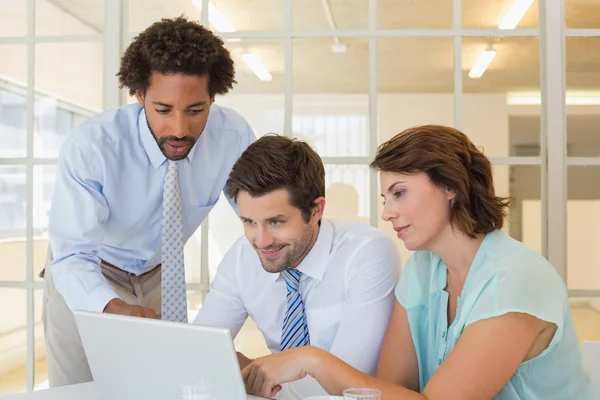 Geconcentreerd mensen uit het bedrijfsleven met behulp van laptop op kantoor — Stockfoto