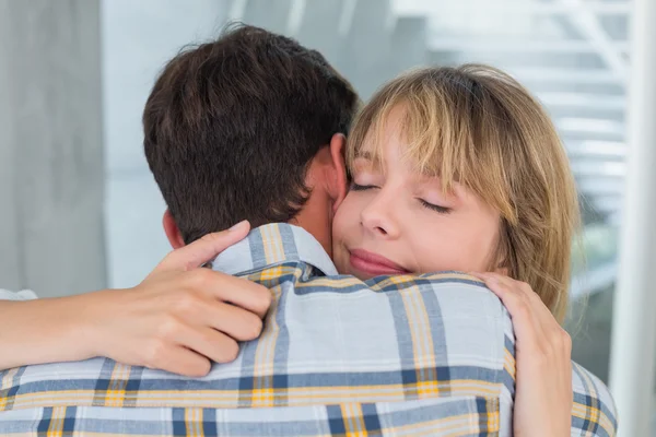 Liebende junge Frau umarmt Mann — Stockfoto
